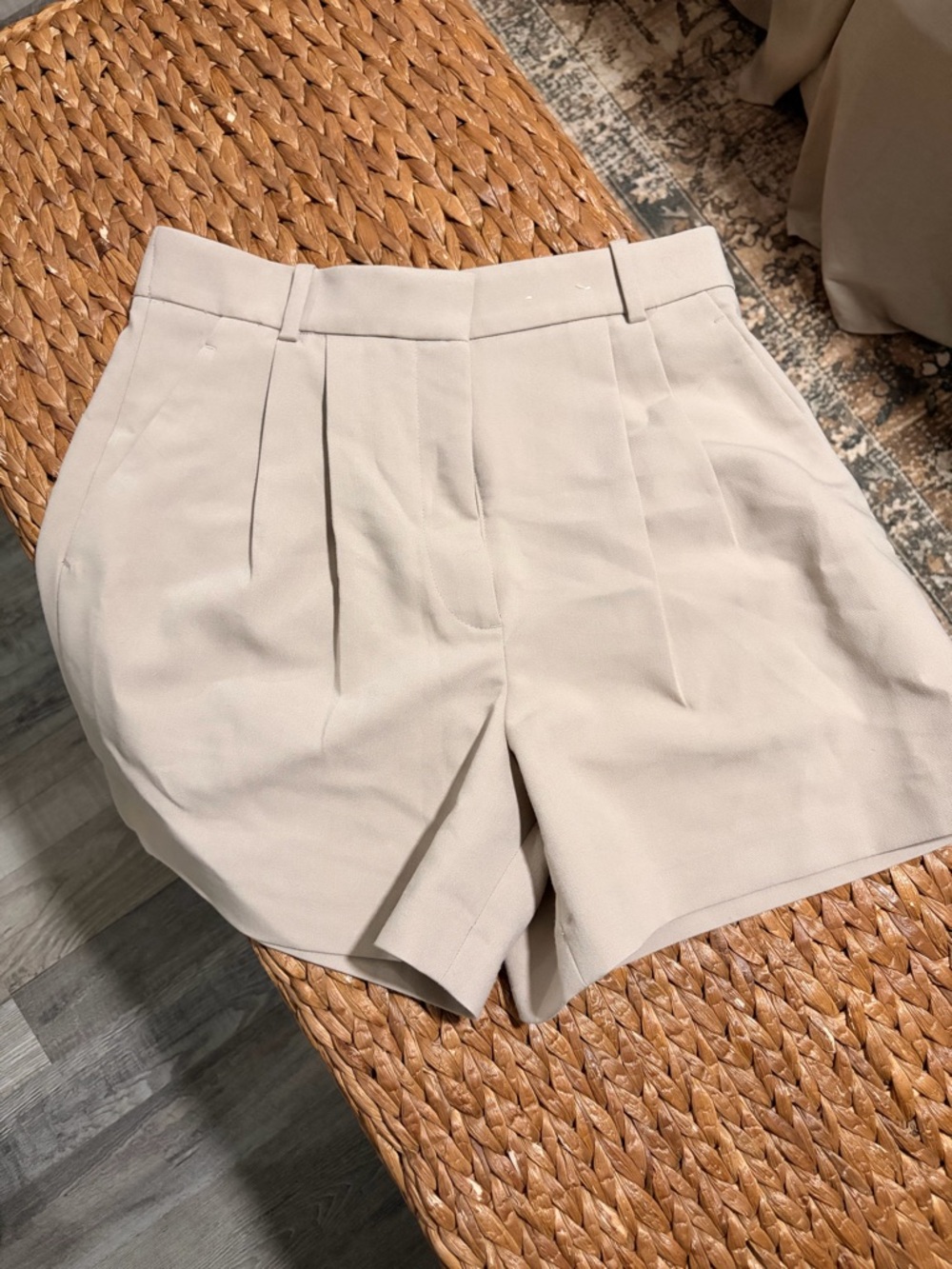 Abercrombie & Fitch Tailored High-Waist Pleated Women’s Shorts